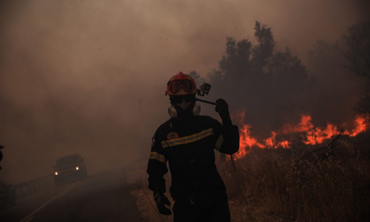 Φωτιά Βαρυμπόμπη: Συγκλονιστική αυτοθυσία – Πυροσβέστης μπήκε σε φλεγόμενο κτίριο για να δει αν έχει εγκλωβισμένους (vid)