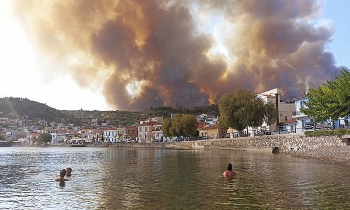 Φωτιά στην Εύβοια: Οι κάτοικοι εγκαταλείπουν τα σπίτια τους με φέρι μποτ, αυτοκίνητα