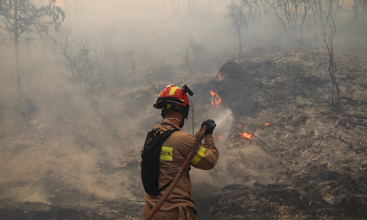 Φωτιά Βαρυμπόμπη: Φτάνει στα ανάκτορα Τατοΐου η πυρκαγιά