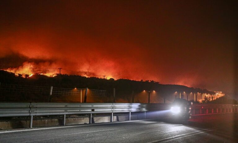 Φωτιά στη Βαρυμπόμπη – Εφιάλτης στην Αττική: 10 χλμ. το μέτωπο της φωτιάς από το Κρυονέρι έως τις Αφίδνες
