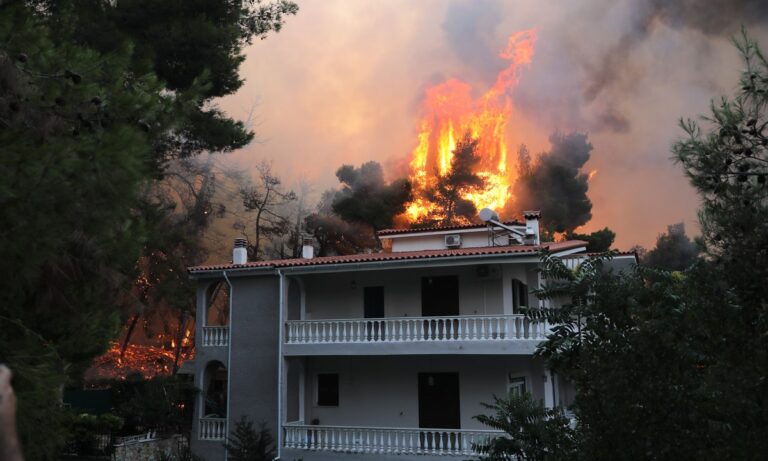 Ελλάδα: Ωρα μηδέν! Αφήστε τα κινητά και πηγαίντε να βοηθήσετε