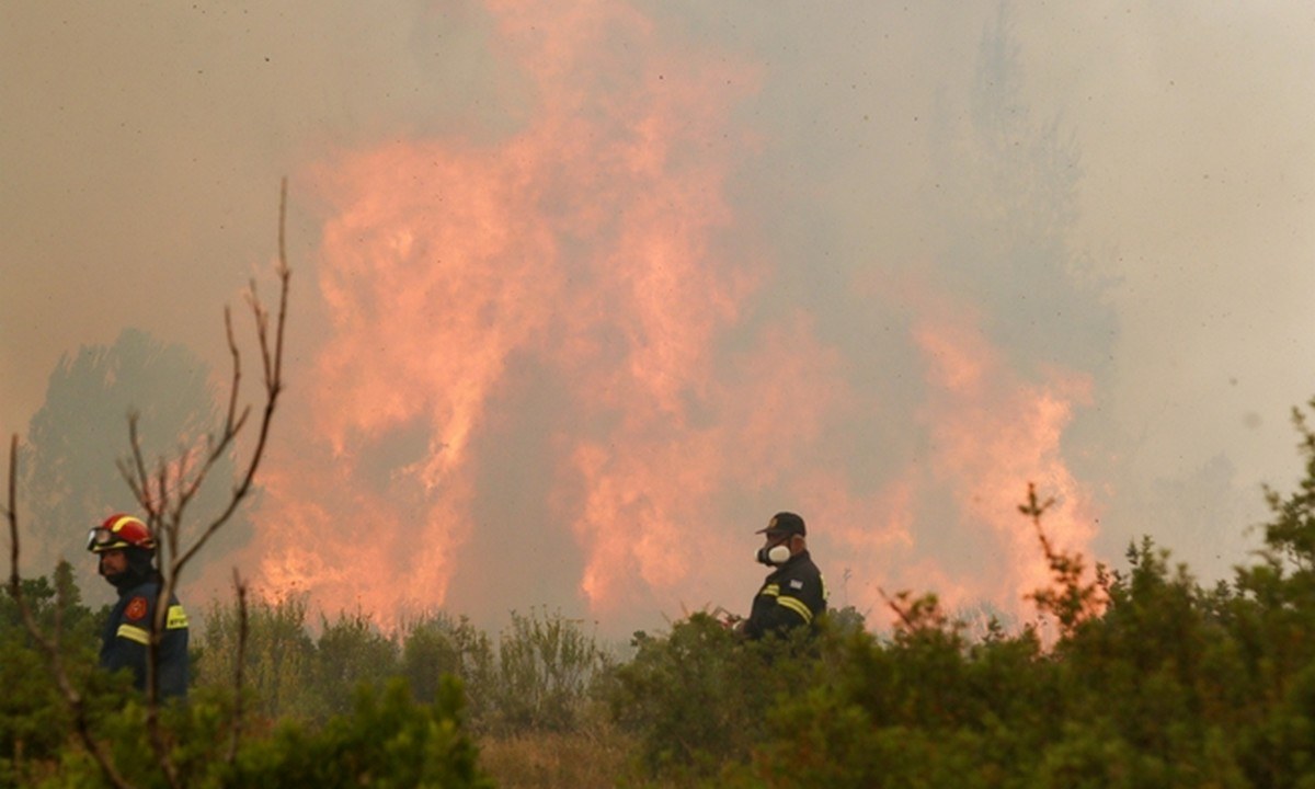 Φωτιά: Καίγεται το Κρυονέρι – Εκκενώνονται Μαλακάσα, Πολυδένδρι, Καπανδρίτι