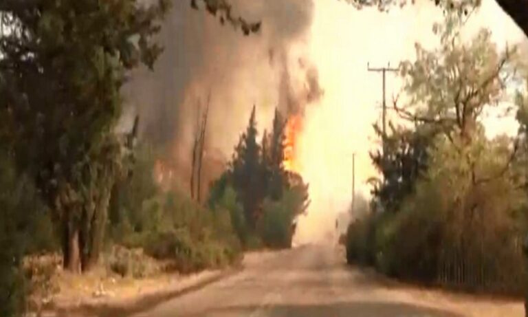 Φωτιά Βαρυμπόμπη: Δείτε το βίντεο με τις εκρήξεις