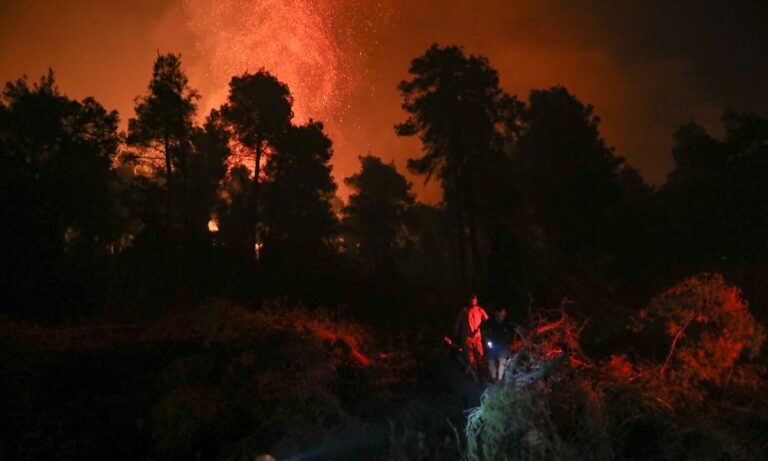 Πυρκαγιές έχουν εκδηλωθεί, πιθανώς από κεραυνούς, σε διάφορα σημεία της Χαλκιδικής.