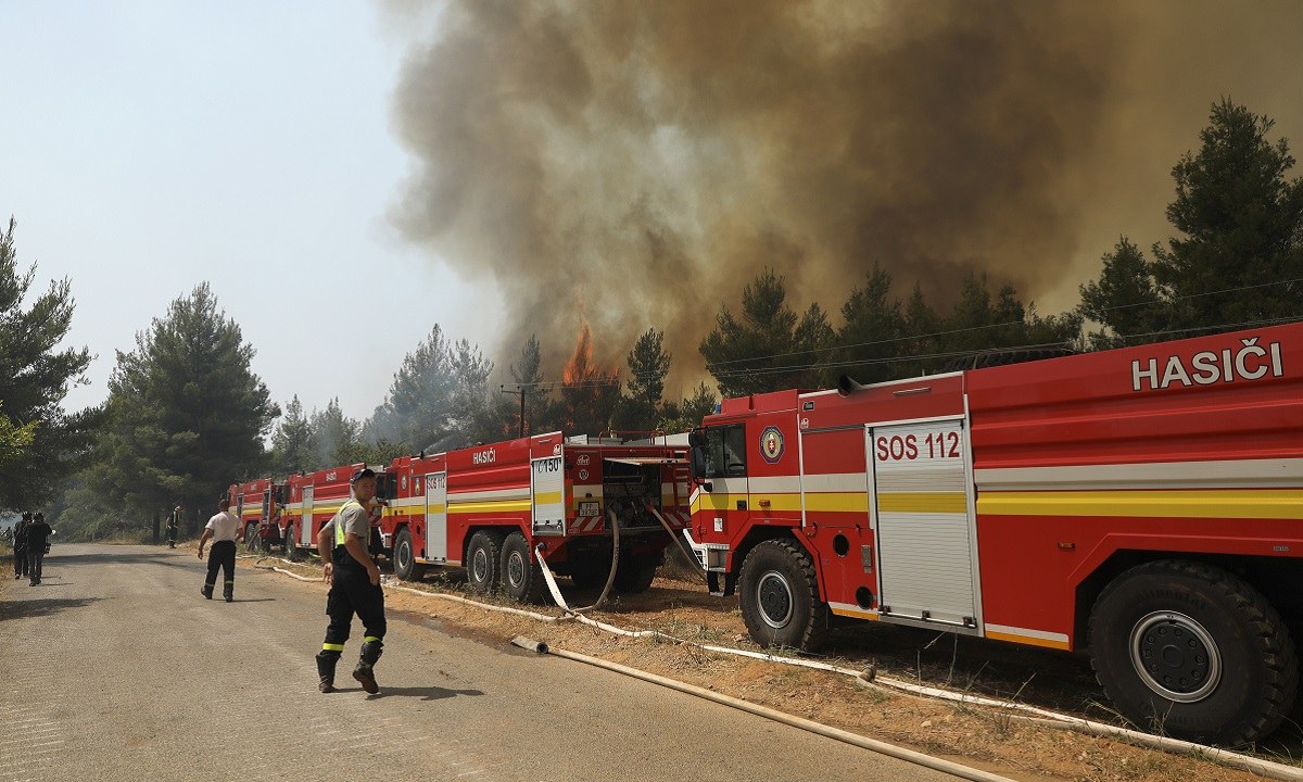 Φωτιές σε Κόρινθο και Εύβοια: Εκκενώνονται οικισμοί