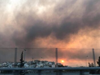 Φωτιά Βαρυμπόμπη: Πνίγηκε από τους πυκνούς καπνούς η Αττική! (pics)