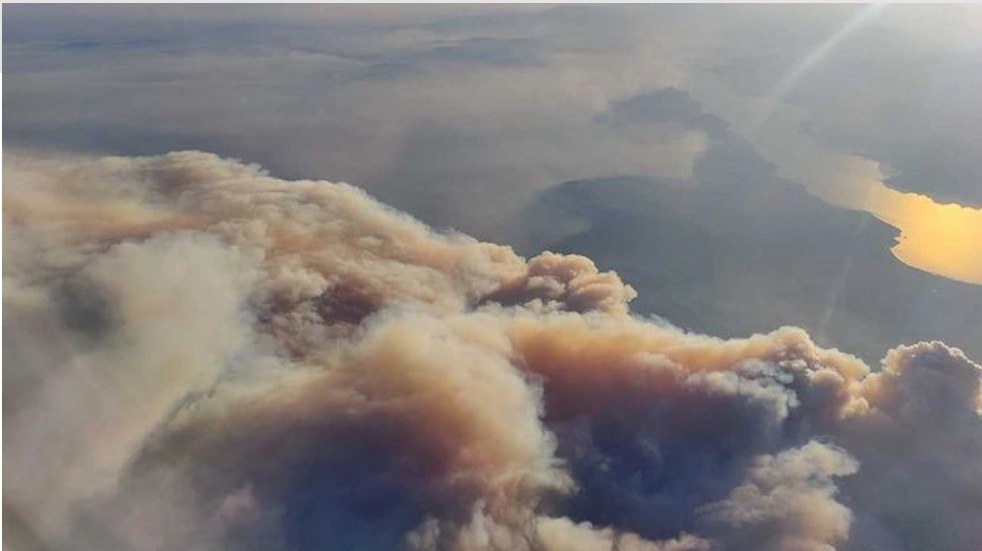 Φωτιά Εύβοια: Φωτογραφία που συγκλονίζει – Ο καπνός από τη φωτιά μέσα από αεροπλάνο!