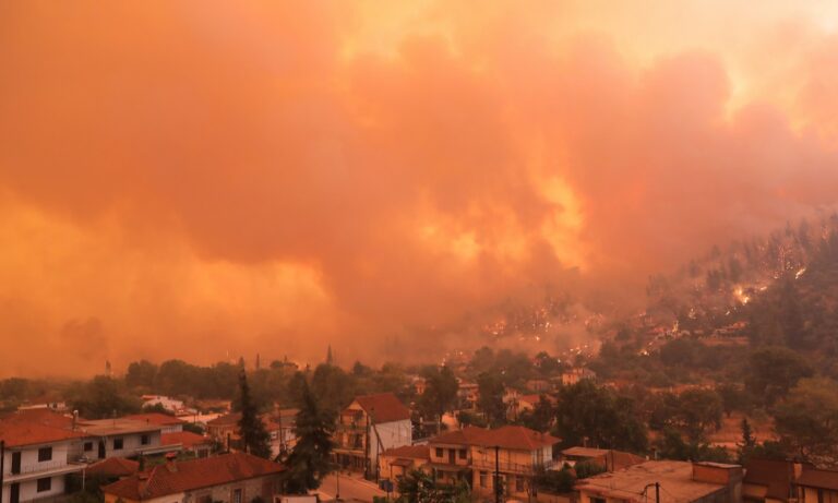 Φωτιά – Εύβοια: Καίγονται σπίτια στο Πευκί