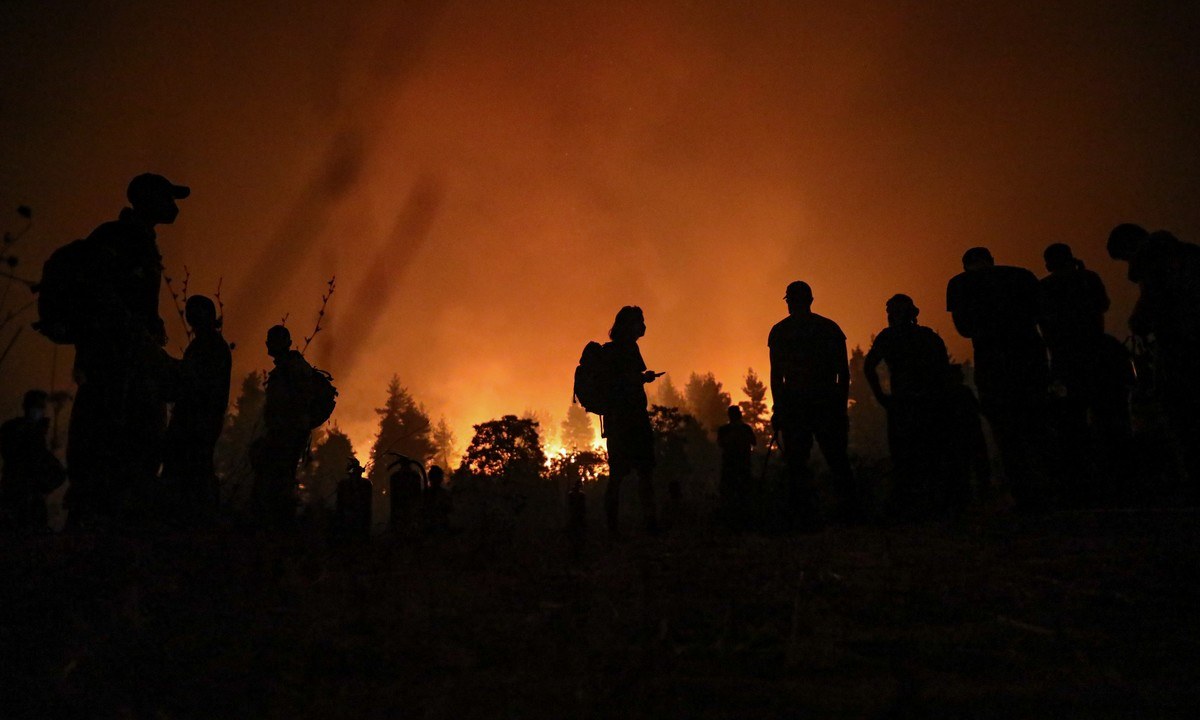 Για όγδοη διαδοχική ημέρα, οι κάτοικοι στη Βόρεια Εύβοια ζουν τον απόλυτο εφιάλτη καθώς η φωτιά μαίνεται και κάτι στάχτη ό,τι βρει.