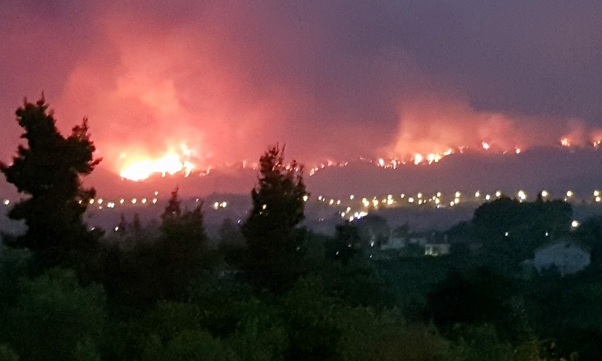 Φωτιές: Δημοσιογράφος του Open άφησε το μικρόφωνο και έπιασε τη μάνικα να σβήσει τη φωτιά