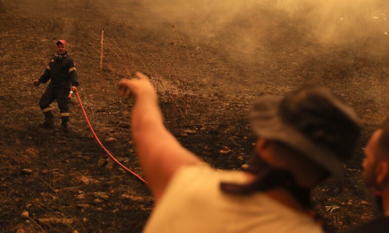 Φωτιά – Εύβοια: Πεζοπόρες δυνάμεις και εθελοντές περιορίζουν την καταστροφή στο Πευκί