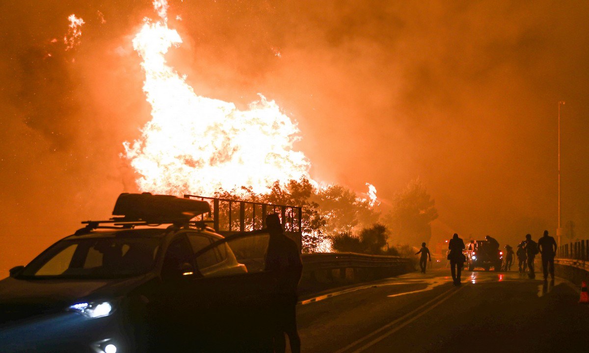 Φωτιά - Αττική: Εντολή για άμεση εκκένωση σε Καπανδρίτι, Πολυδένδρι και Άγιο Στέφανο δόθηκε στις 23:00 το βράδυ της Πέμπτης (5/8).