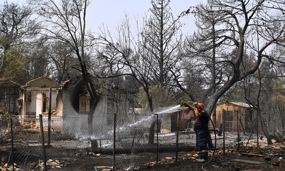 Φωτιά – Βαρυμπόμπη: Κοντά στο μέτωπο της πυρκαγιάς οι παρουσιαστές του GNTM