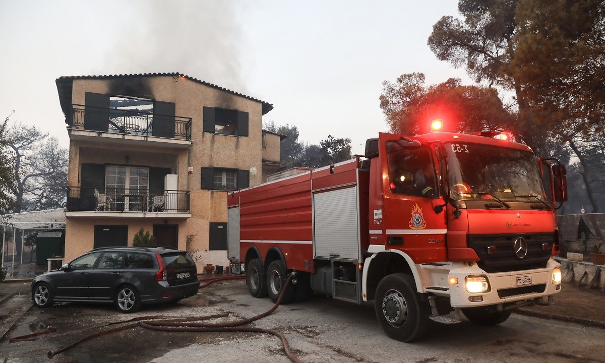 Φωτιά στη Βαρυμπόμπη: Πληροφορίες για 80 καμένα σπίτια μέχρι τώρα!
