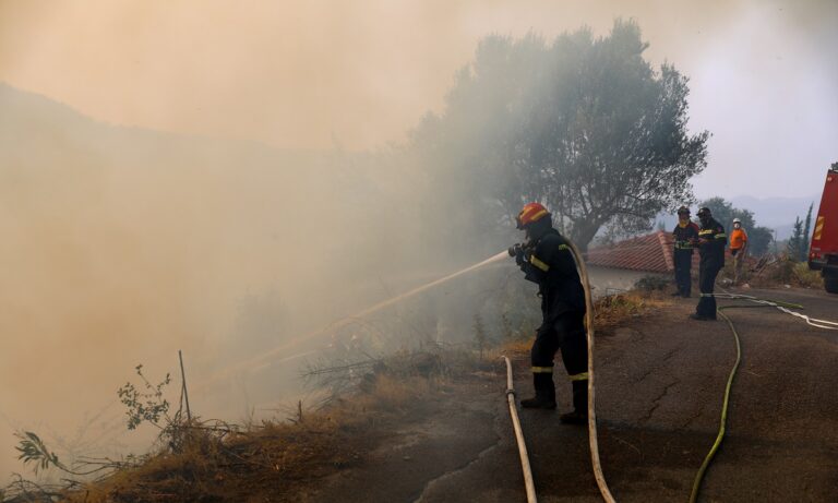 Φωτιές: Κάηκαν σπίτια σε Καστράκι και Χώρα
