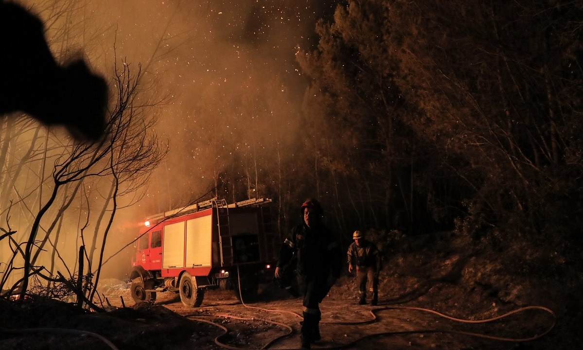 Φωτιά στην Αχαΐα: Δύσκολη νύχτα πέρασαν οι κάτοικοι των πληττόμενων στην Αιγιάλεια, με τις επιχειρήσεις να κατάσβεσης να συνεχίζονται.