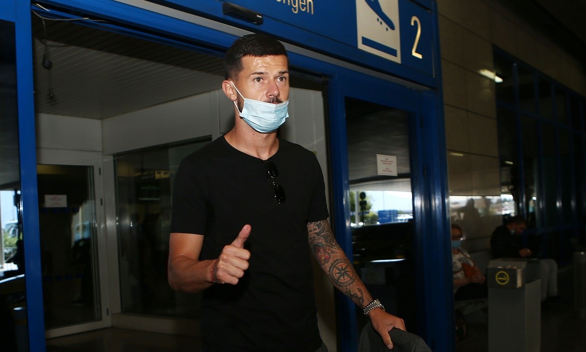Στην Αθήνα έφτασε το μεσημέρι της Δευτέρας (30/8) ο Ντάρκο Γέφτιτς για να ολοκληρώσει τη μεταγραφή του στην ΑΕΚ.