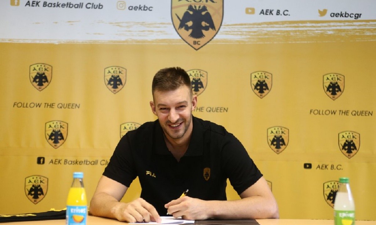 Κι επίσημα παίκτης της ΑΕΚ είναι ο Στέφαν Γέλοβατς καθώς ο 32χρονος παίκτης ανακοινώθηκε επίσημα από την «Ένωση» ενισχύοντας τη γραμμή ψηλών.