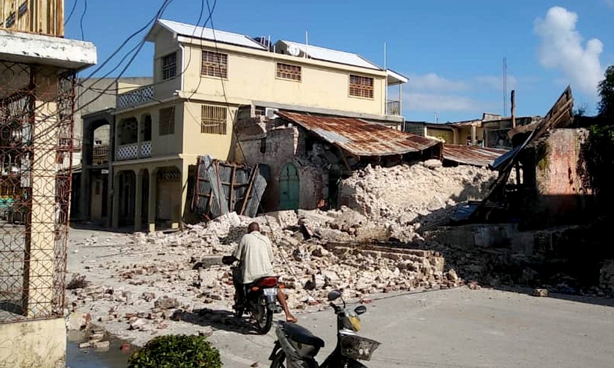 Ο σεισμός 7,2 βαθμών ο οποίος έπληξε το νοτιοδυτικό τμήμα της Αϊτής το πρωί του Σαββάτου (14/8) στοίχισε τη ζωή σε τουλάχιστον 304 ανθρώπους.