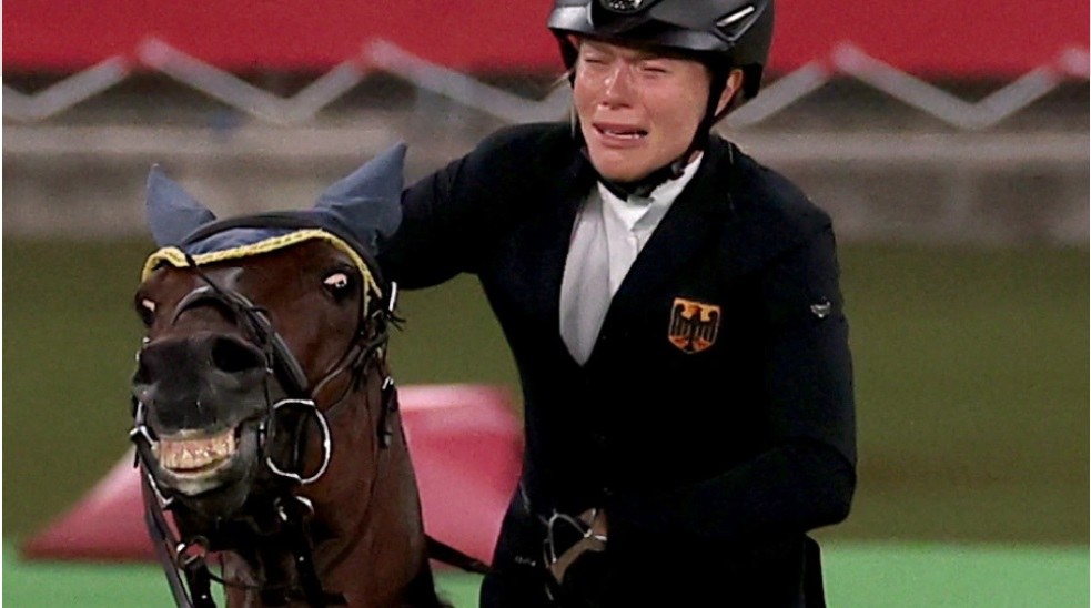Ολυμπιακοί Αγώνες 2020: Αντί να φέρεται με τον καλύτερο τρόπο στο άλογο, μια προπονήτρια  ιππασίας θέλησε να το... τιμωρήσει χτυπώντας το!