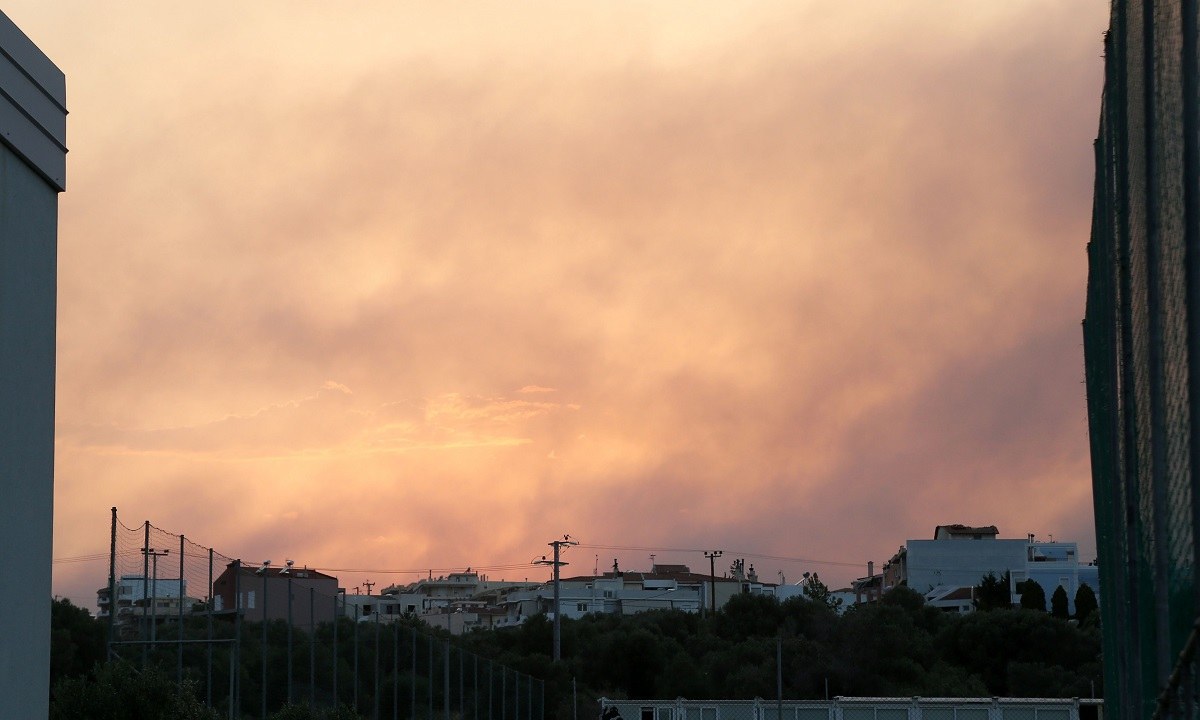 Φωτιά – προσοχή: Πώς να προστατευθείτε από τον καπνό – Τι λέει ο ΕΟΔΥ!