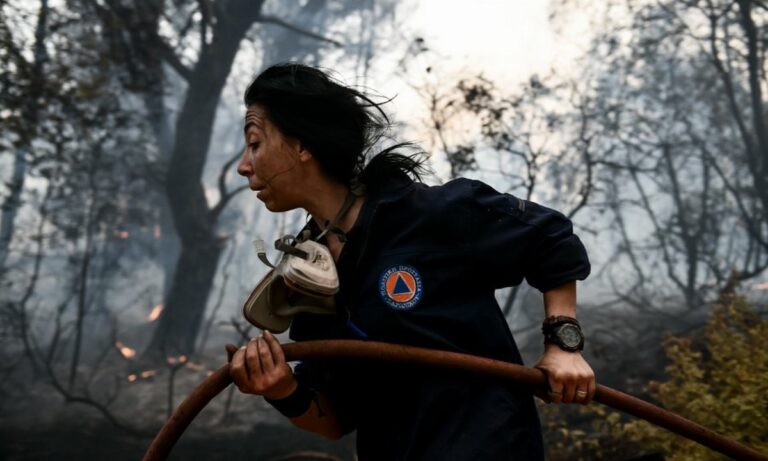 Φωτιές: Η γυναίκα πυροσβέστης που έγινε viral ξεσπάει κατά των κομμάτων