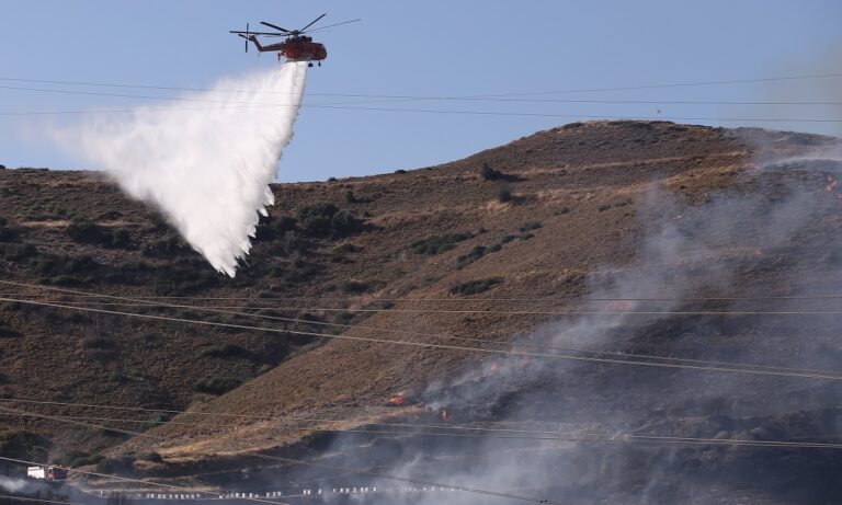 Φωτιά Κερατέα: Διερευνάται το περιστατικό να ξεκίνησε από φωτοβολίδα – Υπάρχει βίντεο