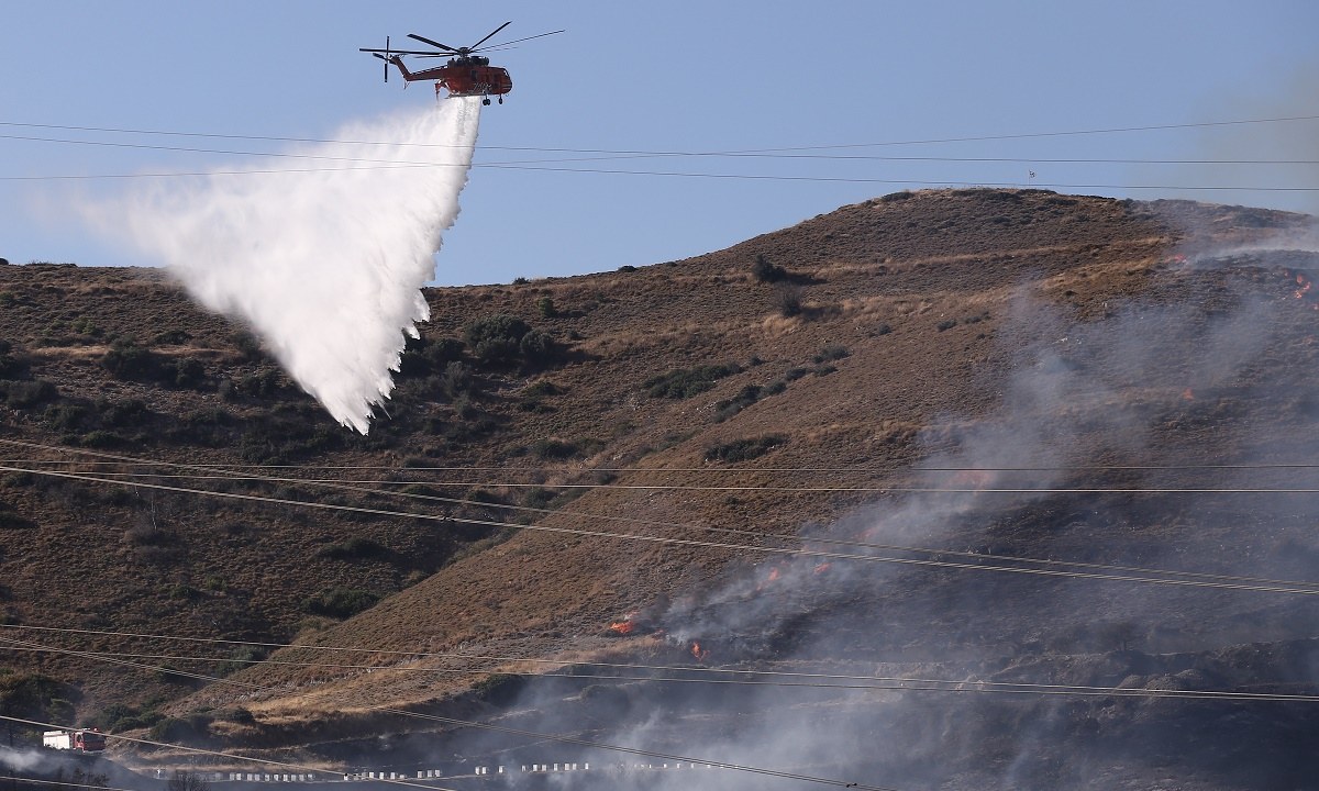 Φωτιά Κερατέα: Διερευνάται το περιστατικό να ξεκίνησε από φωτοβολίδα – Υπάρχει βίντεο