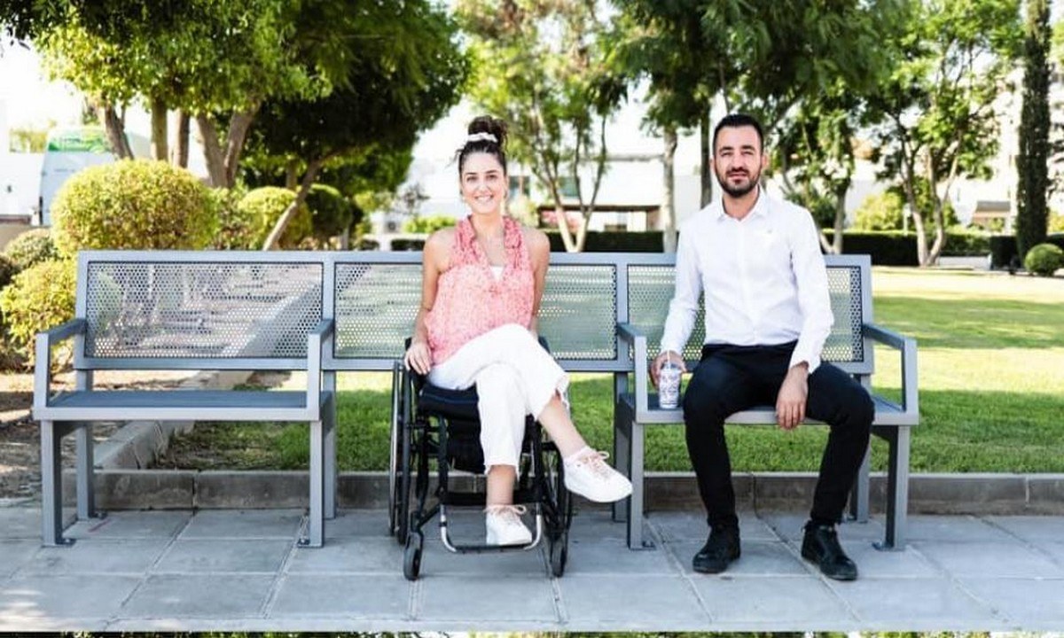 Κύπρος: Σε μια σπουδαία κίνηση προχώρησε ο Δήμος Αγλαντζιάς, ο οποίος τοποθέτησε παγκάκια για τις ανάγκες ατόμων με αναπηρία.
