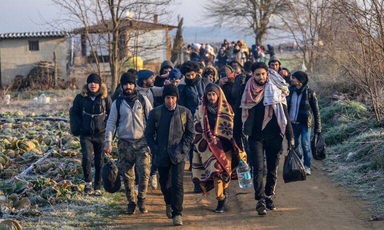Ελληνοτουρκικά: Εκατοντάδες Αφγανοί φτάνουν στην Ελλάδα από τον «απροσπέλαστο» Έβρο (vid)