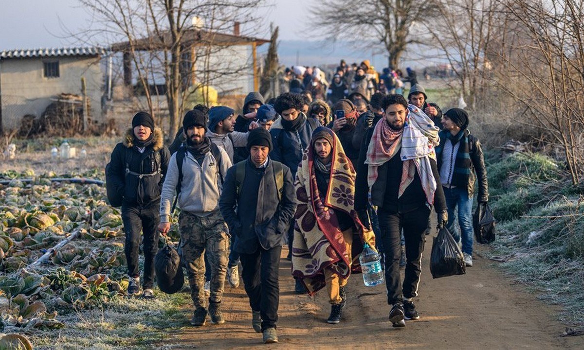 Ελληνοτουρκικά: Εκατοντάδες Αφγανοί φτάνουν στην Ελλάδα από τον «απροσπέλαστο» Έβρο