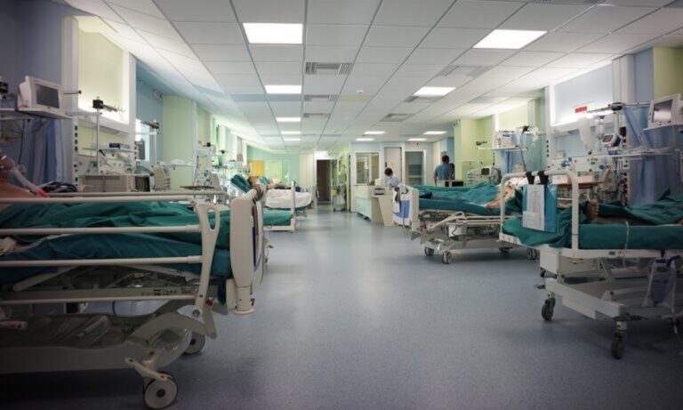 «Διώχνουν» το ανεμβολίαστο προσωπικό από τα νοσοκομεία… για να βάλουν μέσα ιδιωτικές εταιρείες!