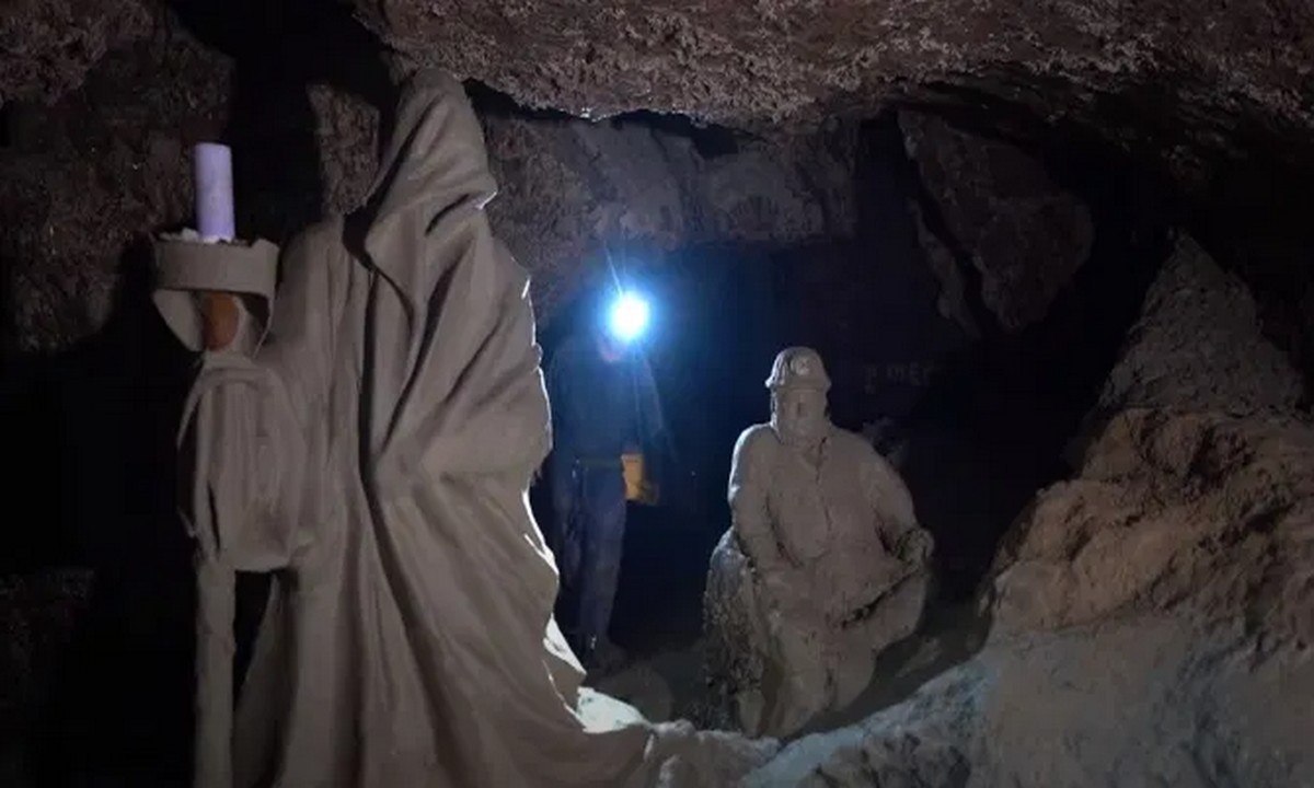 Ουκρανία: Ένας άνθρωπος που αποφάσισε να εξερευνήσει μια κρυμμένη κρυστάλλινη σπηλιά, κατέληξε σε άκρως ενδιαφέροντα ευρήματα.
