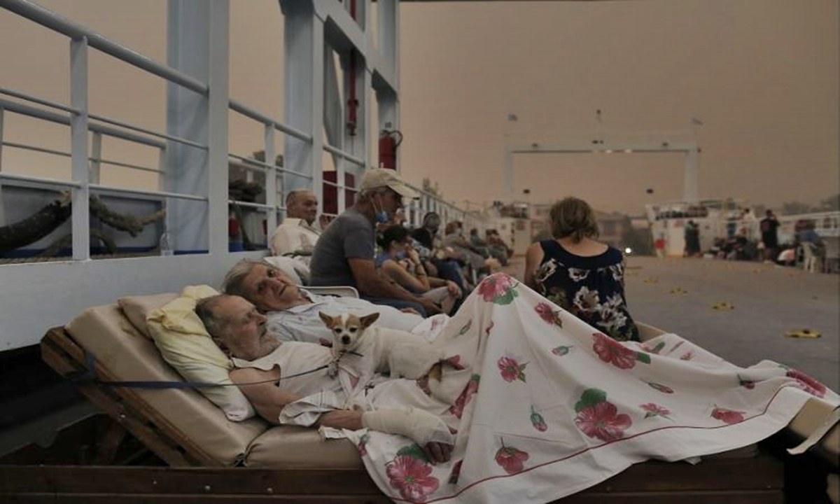 Φωτιά Εύβοια: Παρατημένοι από το επιτελικό κράτος – Η σπαρακτική φωτογραφία των ηλικιωμένων στο ferry boat