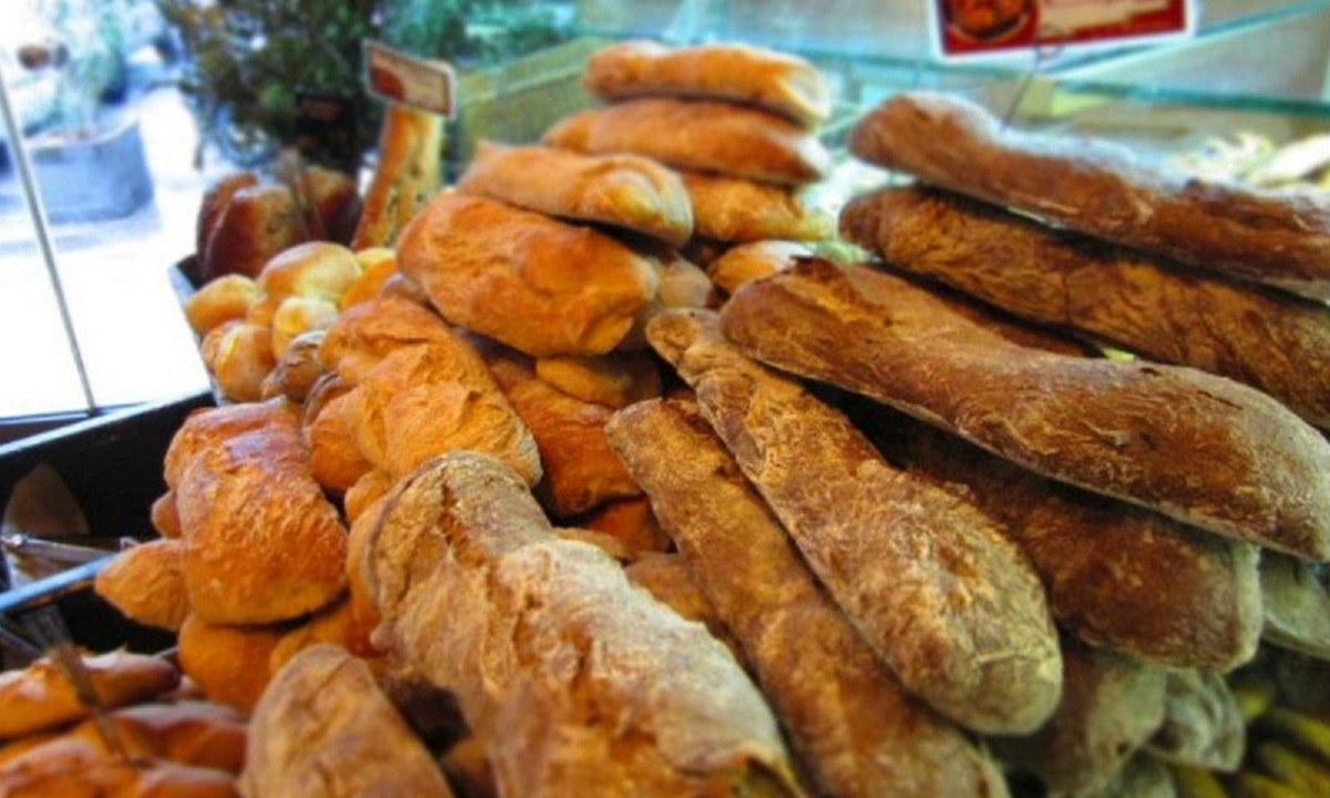 Για καθαρή «ληστεία» αναφορικά με όσα συμβαίνουν με το ψωμί, η τιμή πώλησης του οποίου έχει αυξηθεί κατακόρυφα, κάνει λόγο ο ο Πρόεδρος της Ομοσπονδίας Αρτοποιών.