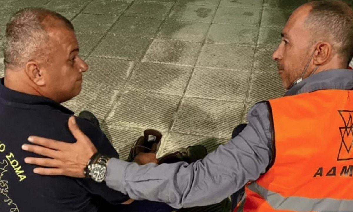 Φωτιά Βαρυμπόμπη: Έλιωσαν τα παπούτσια πυροσβέστη και υπάλληλος του ΑΔΜΗΕ του έδωσε τα δικά του