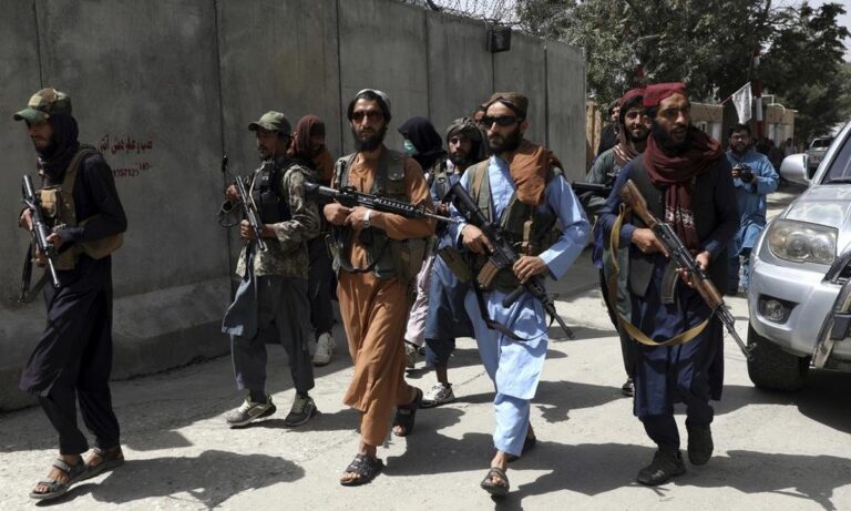 Αφγανιστάν: Ταλιμπάν μαστίγωσαν και χτύπησαν με όπλα νεαρούς επειδή φορούσαν τζιν! (vid)