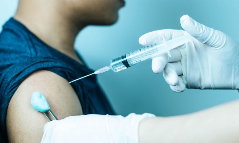 Κορονοϊός: Θα μας… κυνηγάνε με την σύριγγα για το εμβόλιο – Τι προτείνει η Παγώνη