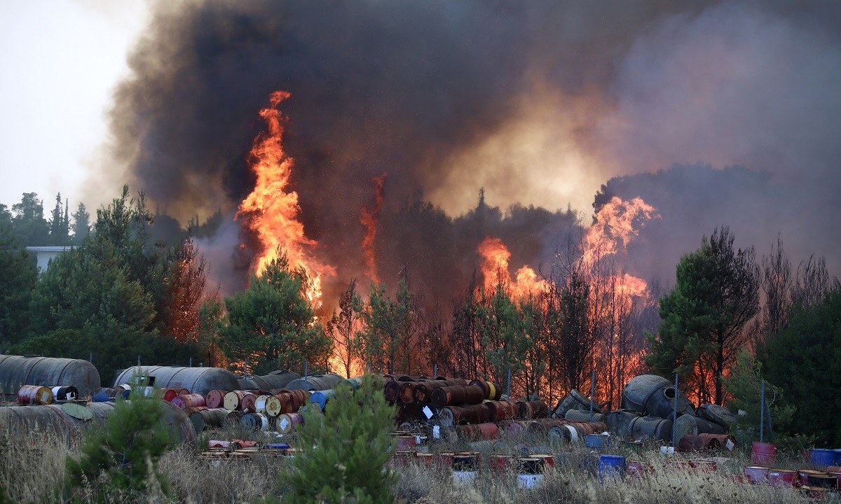 Φωτιά Βαρυμπόμπη: Ξεφεύγει η «πύρινη λαίλαπα», εκτείνεται σε ακτίνα 2 χιλιομέτρων! (vids)