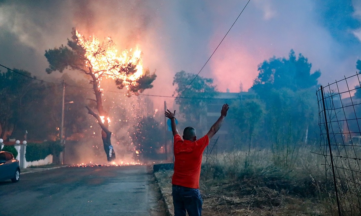 Φωτιά Βαρυμπόμπη: «Τιτάνια» μάχη με τις φλόγες – Κάηκαν σπίτια, εκκενώθηκαν περιοχές