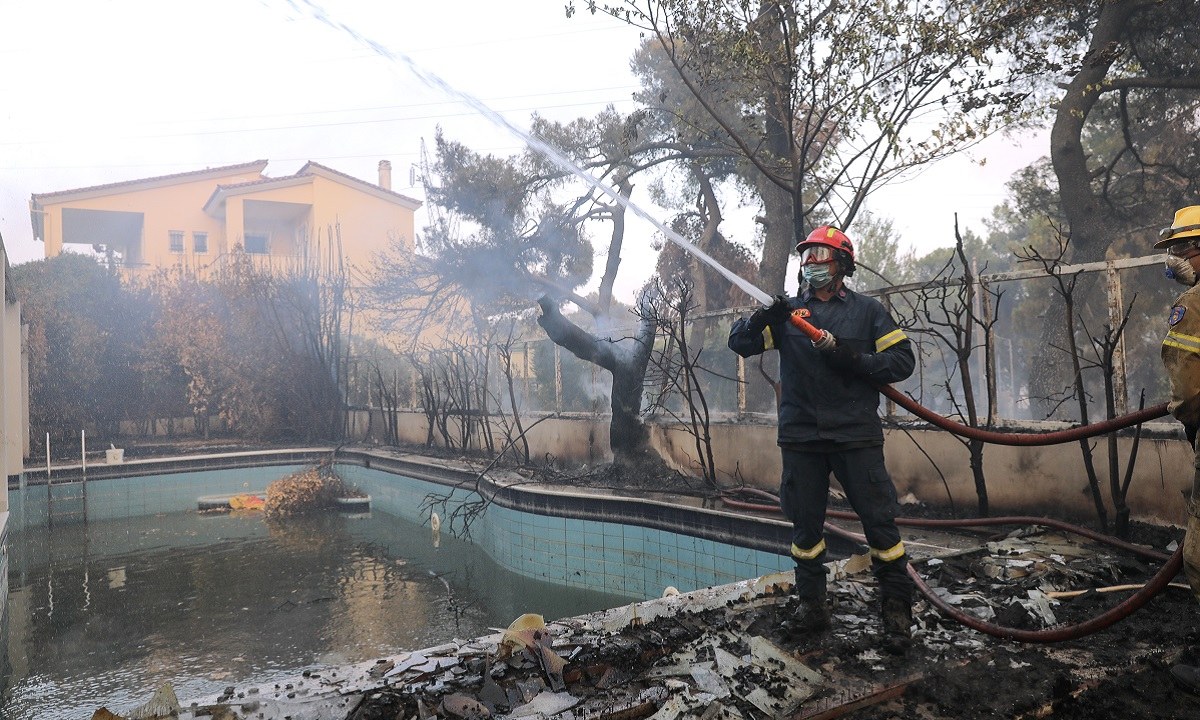 Φωτιά Βαρυμπόμπη: Κάηκαν σπίτια σε Βαρυμπόμπη – Αδάμες – Συγκλονιστικές εικόνες