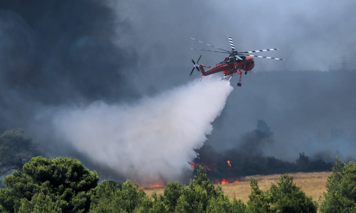 Φωτιά στην Βαρυμπόμπη: Πολύ δύσκολες στιγμές βιώνουν οι κάτοικοι της Βαρυμπόμπης καθώς η φωτιά απειλεί τα σπίτια τους. 