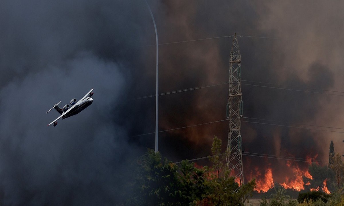 Φωτιά Βαρυμπόμπη: Πανικόβλητοι οι κάτοικοι εγκαταλείπουν τα σπίτια τους