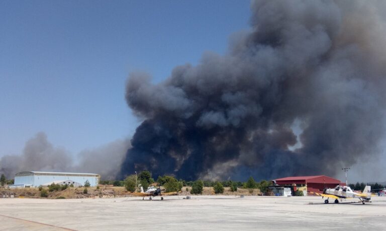 Φωτιά Βαρυμπόμπη: Σε κίνδυνο από την μεγάλη φωτιά που καίει τη Βαρυμπόμπη βρίσκεται η Αεροπορική βάση Δεκελείας έδρα της Διοίκησης Αεροπορικής Εκπαίδευσης!