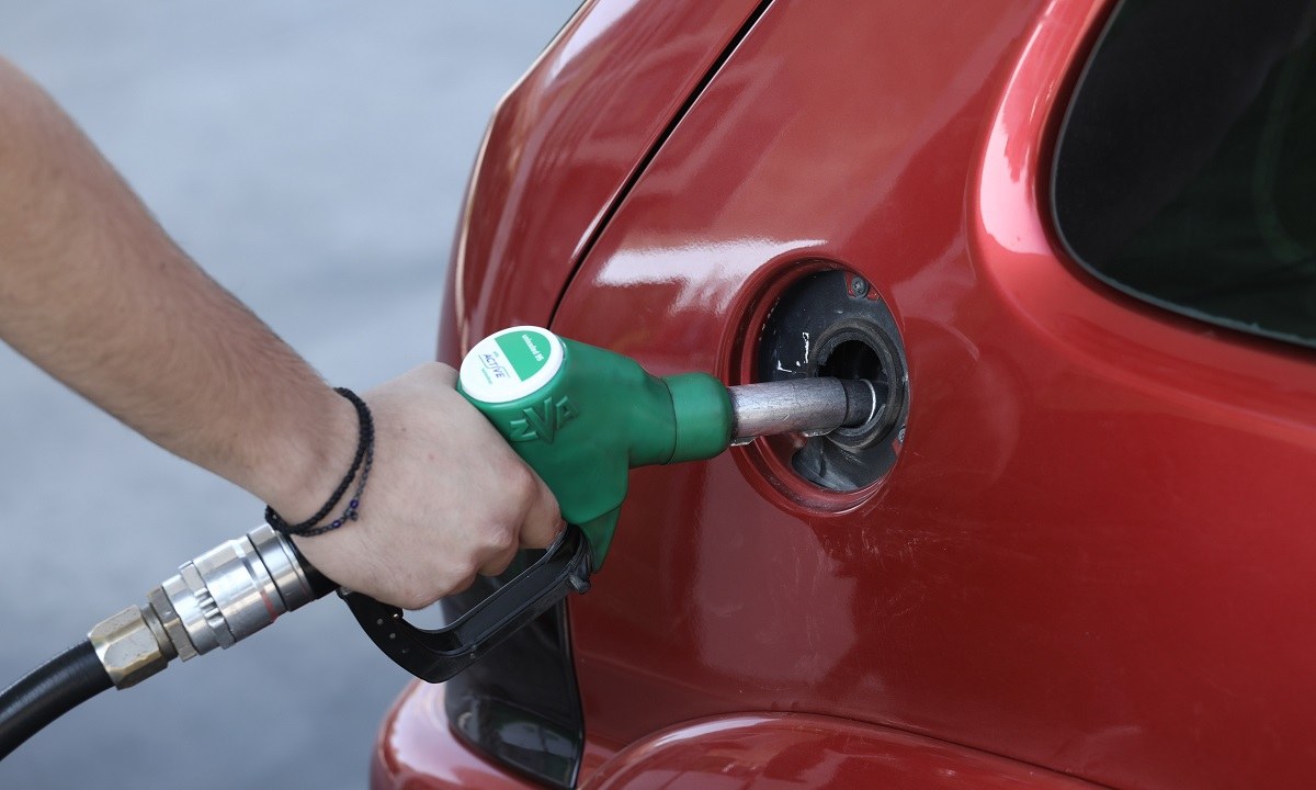 Μία θέση ανάμεσα στις ευρωπαϊκές χώρες με την πιο ακριβή τιμή αμόλυβδης βενζίνης, διατηρεί σταθερά η Ελλάδα.