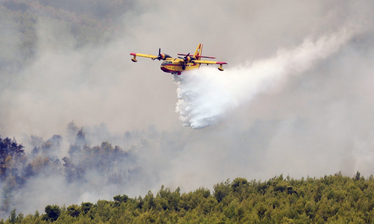 Φωτιά Βίλια: Συνεχείς οι αναζωπυρώσεις – Μεγάλη μάχη με τους άνεμους