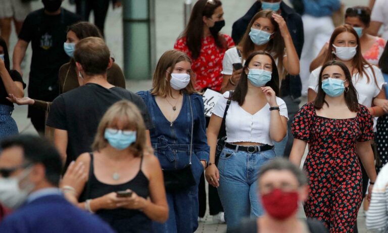 H Γαλλική κυβέρνηση καθιστά υποχρεωτικό το QR code στους εφήβους και στον αντίποδα σταματά τη χρήση μάσκας στα δημοτικά που βρίσκονται σε «πράσινες» περιοχές.