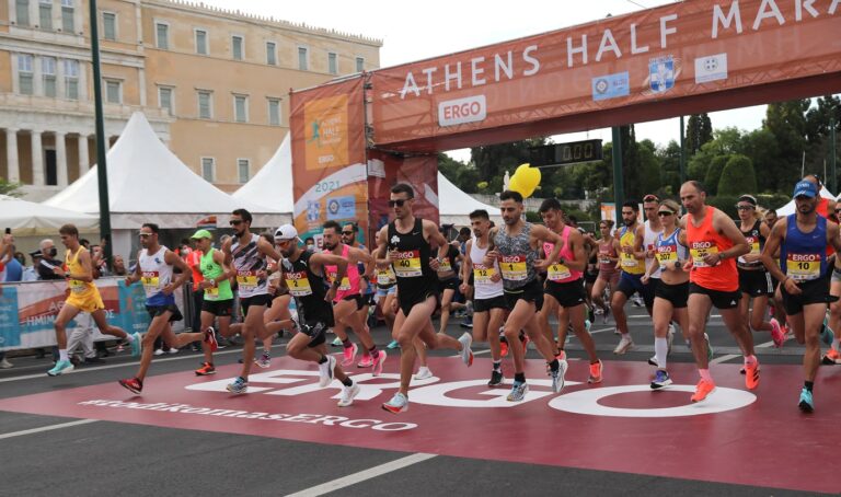 Με σύμμαχο τον καλό καιρό ολοκληρώθηκε ο 9ος Ημιμαραθώνιος της Αθήνας και ο αγώνας των 5χλμ. το πρωί της Κυριακής 12 Σεπτεμβρίου.