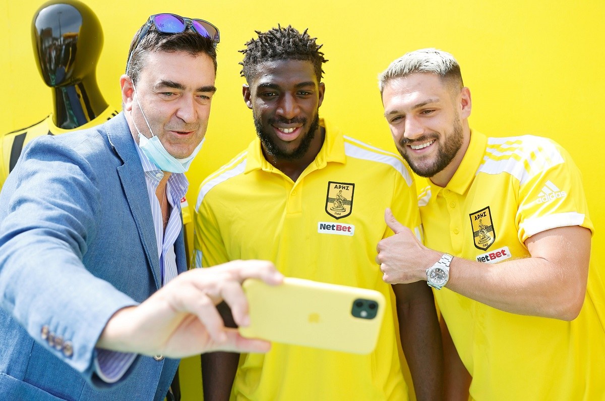 Άρης: Σε... Κλεάνθης Βικελίδης μετέτρεψαν την 85η ΔΕΘ οι οπαδοί του μόλις αντίκρισαν την ποδοσφαιρικό ομάδα στο περίπτερο του Άρη.