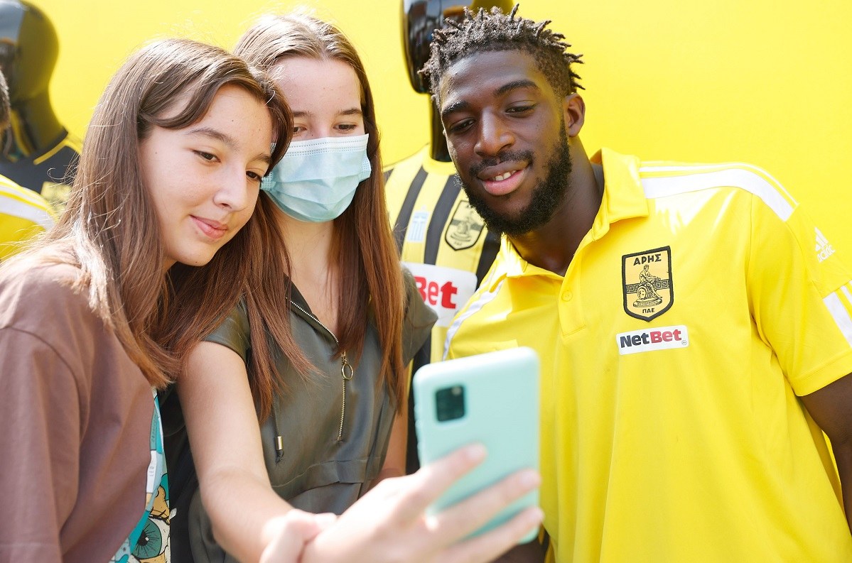 Άρης: Σε... Κλεάνθης Βικελίδης μετέτρεψαν την 85η ΔΕΘ οι οπαδοί του μόλις αντίκρισαν την ποδοσφαιρικό ομάδα στο περίπτερο του Άρη.